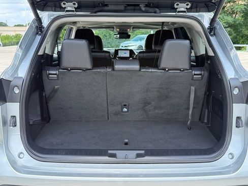 Used 2025 Toyota Highlander XLE FWD image 28