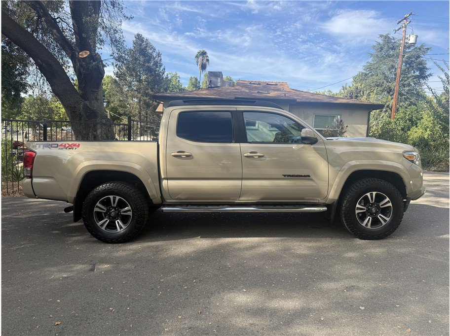 Used 2019 Toyota Tacoma TRD Sport w/ Technology Package AWD/4WD image 6