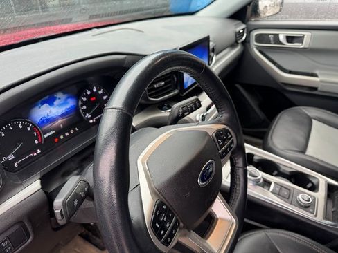 Used 2022 Ford Explorer XLT w/ Equipment Group 202A image 6