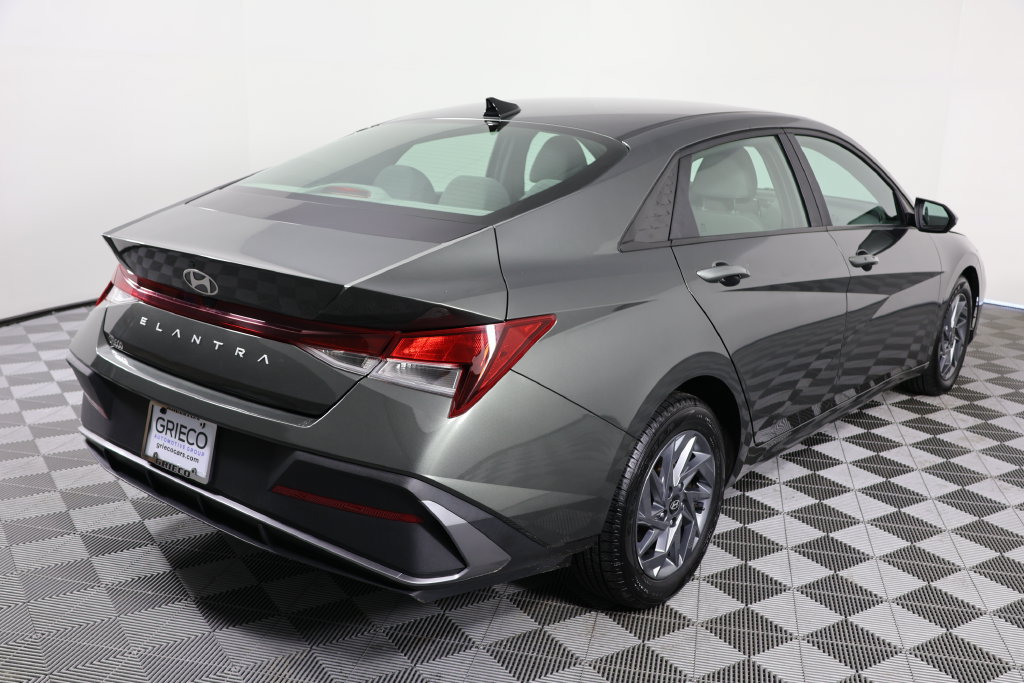 Used 2024 Hyundai Elantra SEL FWD image 8