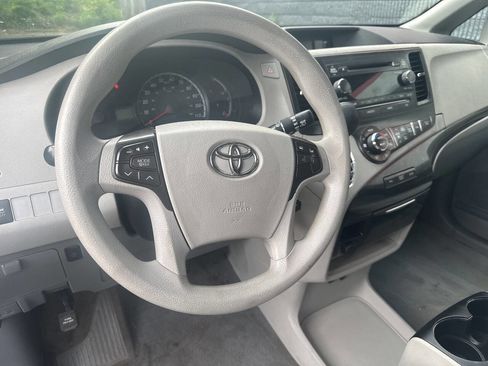 Used 2013 Toyota Sienna LE FWD image 9