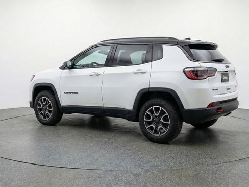 Used 2025 Jeep Compass Trailhawk image 6