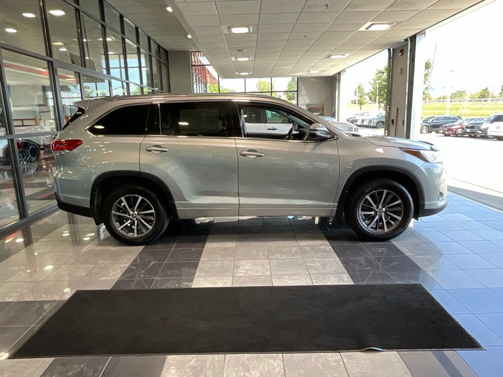 Used 2018 Toyota Highlander XLE AWD/4WD image 6