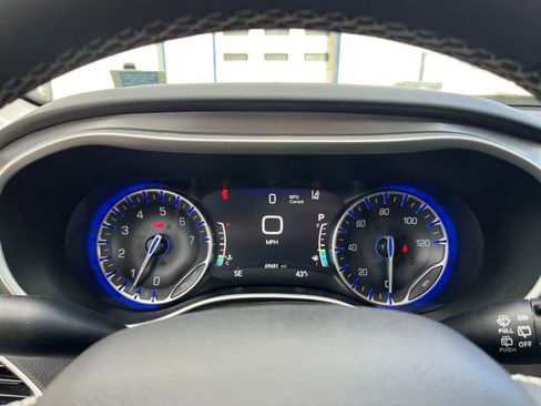 Used 2024 Chrysler Pacifica Touring-L image 19