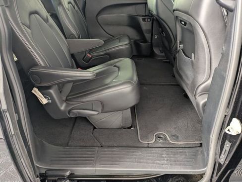 Certified 2025 Chrysler Pacifica Select image 30