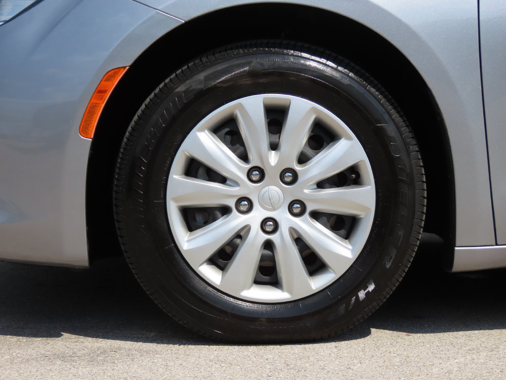 Used 2018 Chrysler Pacifica L FWD image 16
