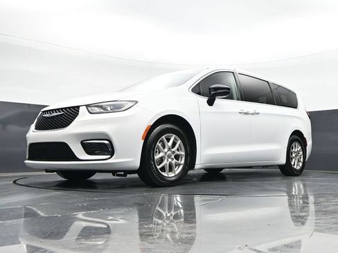 Used 2024 Chrysler Pacifica Touring-L FWD image 44