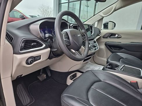 Used 2024 Chrysler Pacifica Touring-L image 34