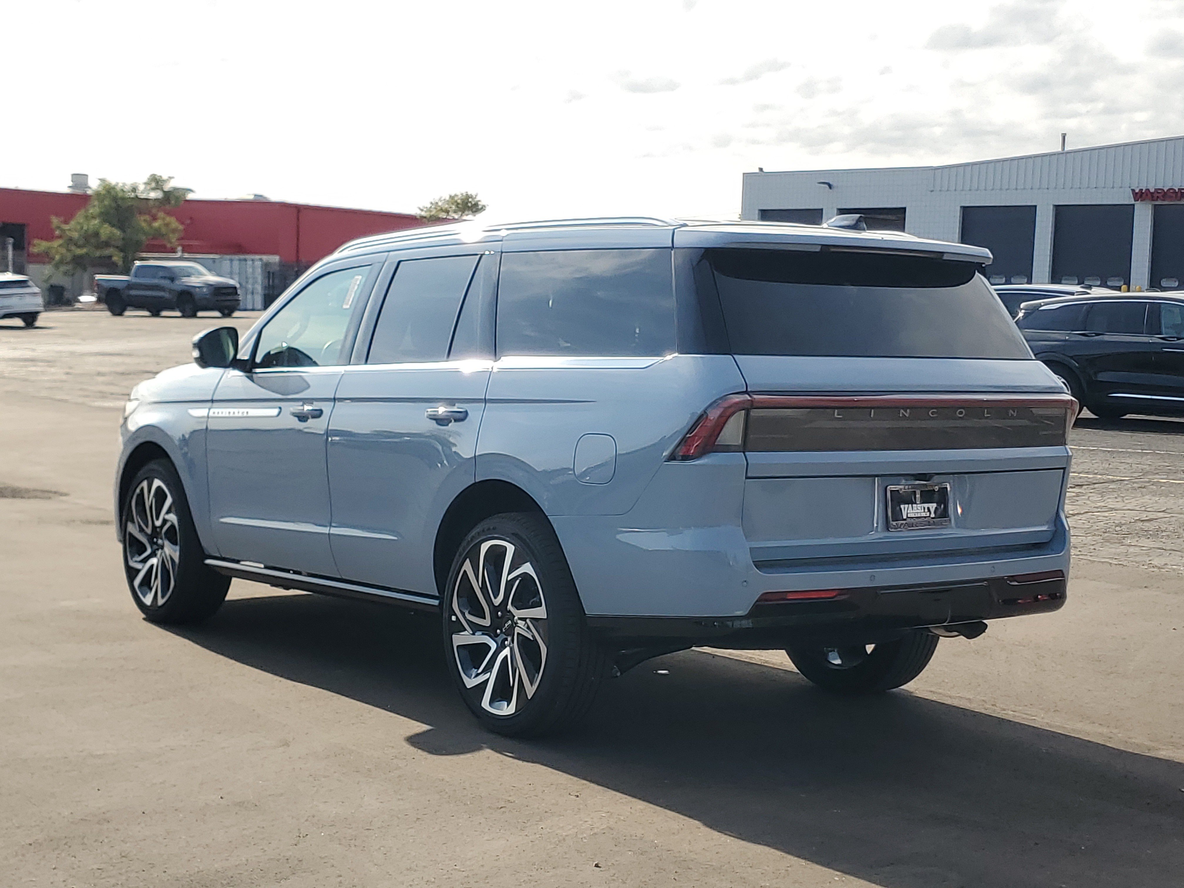 New 2027 Lincoln Navigator Reserve AWD/4WD image 3