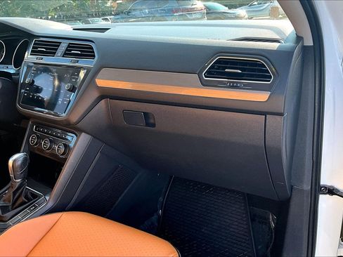 Used 2018 Volkswagen Tiguan SE w/ 3rd Row Seat Package AWD/4WD image 15