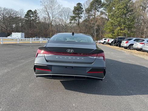 Used 2025 Hyundai Elantra SEL image 4
