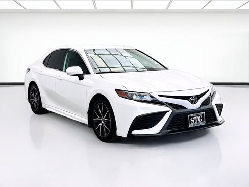 Used 2022 Toyota Camry SE w/ Convenience Package FWD image 3