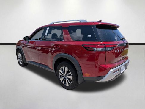 Used 2024 Nissan Pathfinder SL FWD image 6