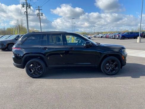 Used 2023 Jeep Grand Cherokee Limited w/ Black Appearance Package AWD/4WD image 4