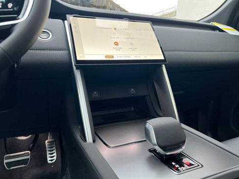 Used 2025 Land Rover Discovery Sport Dynamic SE image 9