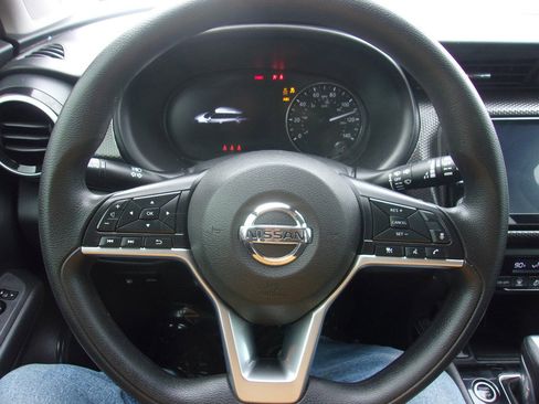 Used 2021 Nissan Kicks SV image 18