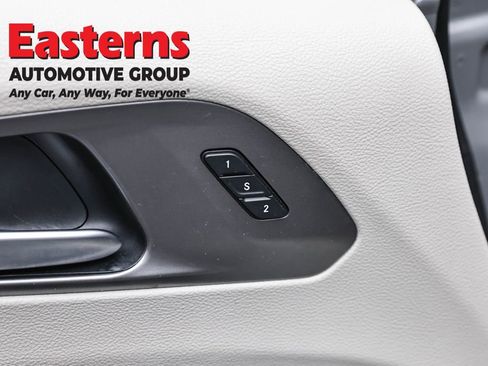 Used 2023 Chrysler Pacifica Touring-L FWD image 22
