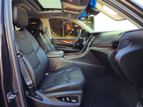 Used 2016 Cadillac Escalade ESV Luxury RWD image 25