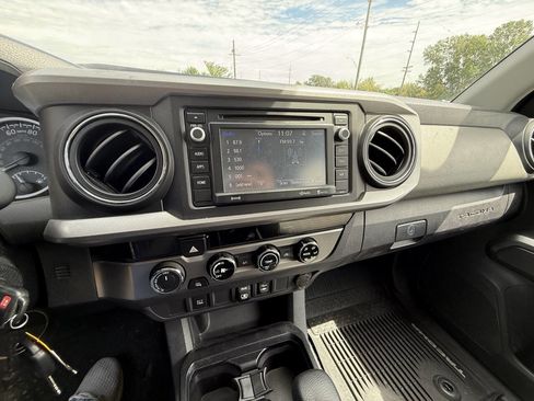 Used 2018 Toyota Tacoma SR5 AWD/4WD image 28