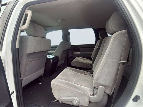 Used 2019 Toyota Sequoia SR5 AWD/4WD image 17