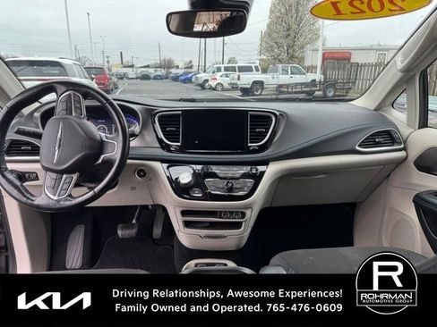 Used 2021 Chrysler Pacifica Touring w/ Cold Weather Group image 10