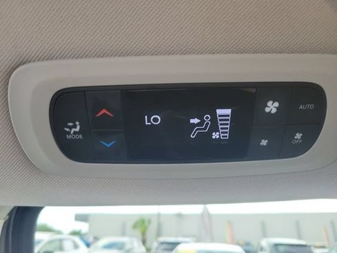 Used 2024 Chrysler Pacifica Touring-L FWD image 11