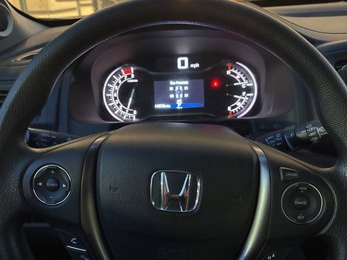 Used 2018 Honda Pilot LX image 2