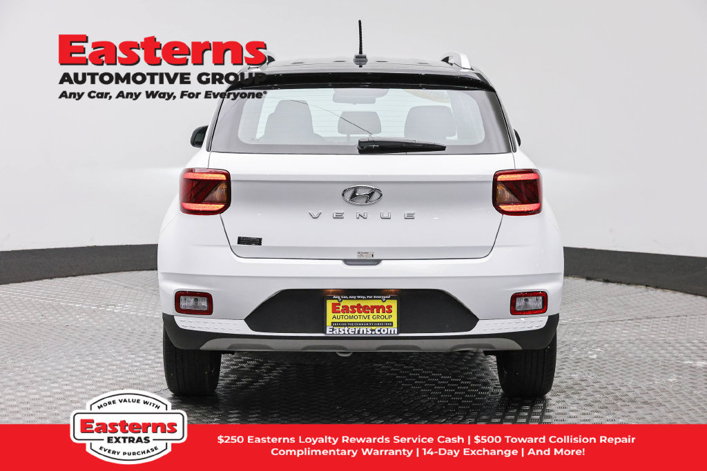 Used 2025 Hyundai Venue Limited FWD image 7