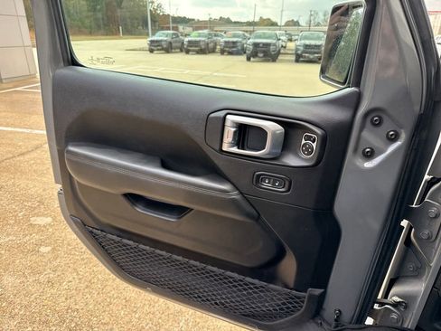 Used 2020 Jeep Wrangler Unlimited Sahara image 22
