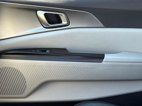 Used 2024 Kia Carnival LX image 21