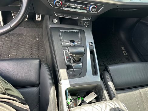 Used 2020 Audi Q5 2.0T Titanium Premium Plus w/ Premium Plus Package image 19