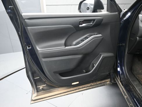 Used 2020 Toyota Highlander XLE image 16