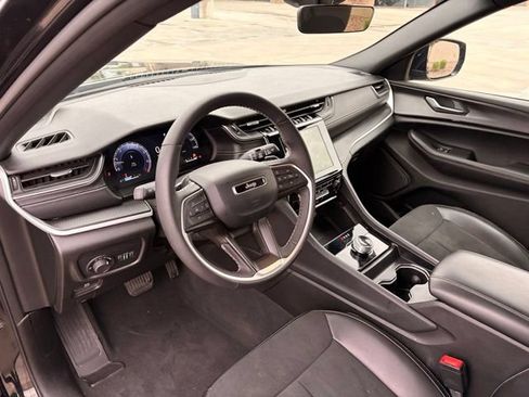Used 2025 Jeep Grand Cherokee L Laredo RWD image 12