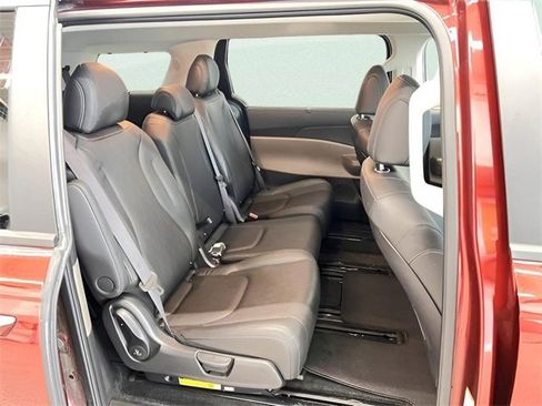 Used 2025 Kia Carnival EX image 8