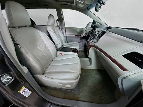 Used 2013 Toyota Sienna XLE image 5