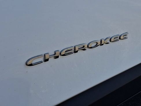 Used 2019 Jeep Cherokee Latitude Plus w/ Cold Weather Group AWD/4WD image 30
