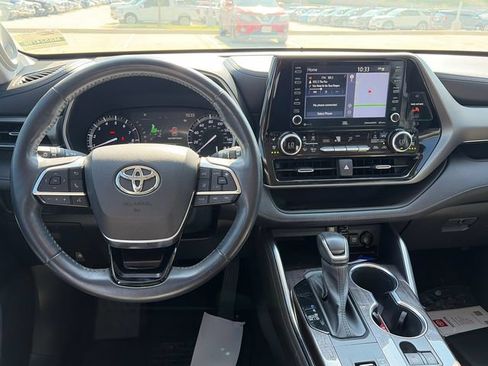 Used 2021 Toyota Highlander Limited FWD image 12
