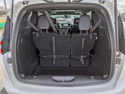 Used 2025 Chrysler Pacifica Limited FWD image 32