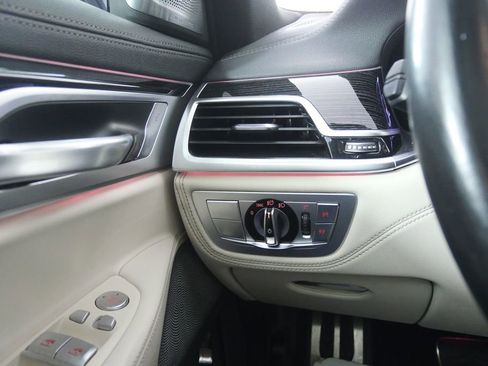 Used 2022 BMW 740i w/ M Sport Package image 19