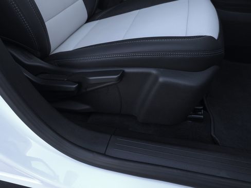 Used 2025 Chevrolet Equinox EV LT image 39