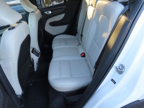 Used 2021 Volvo XC40 T5 Momentum w/ Premium Package image 10