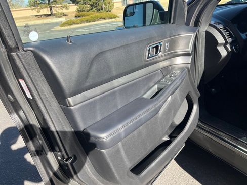 Used 2018 Ford Explorer XLT image 12