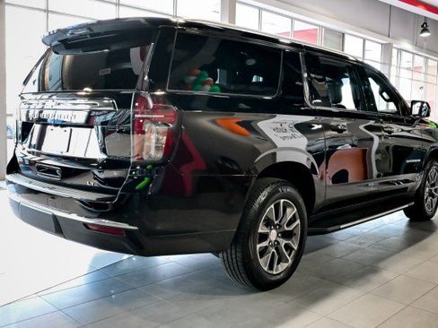 Used 2024 Chevrolet Suburban LT w/ Luxury Package image 5