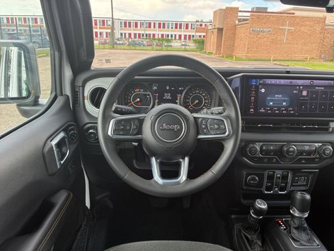 Used 2025 Jeep Wrangler Unlimited Sahara AWD/4WD image 33