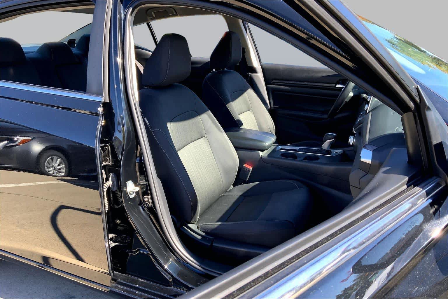 Used 2025 Nissan Altima 2.5 SV FWD image 9