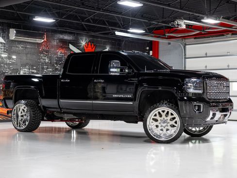 Used 2017 GMC Sierra 2500 Denali w/ Duramax Plus Package AWD/4WD image 3