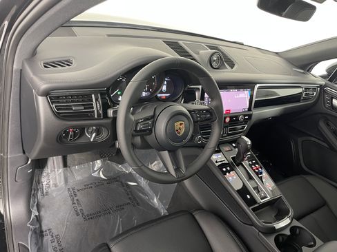 Certified 2026 Porsche Macan AWD/4WD image 4
