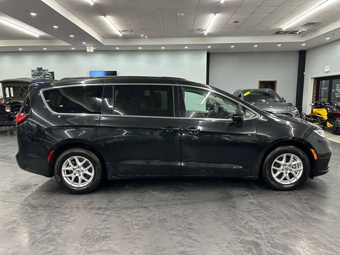 Used 2022 Chrysler Pacifica Touring-L image 4