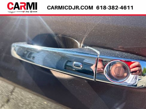 Used 2017 Jeep Grand Cherokee Limited w/ Luxury Group II AWD/4WD image 10