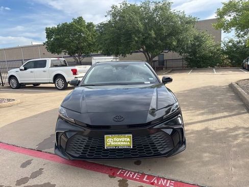 Used 2025 Toyota Camry SE w/ Convenience Package image 2